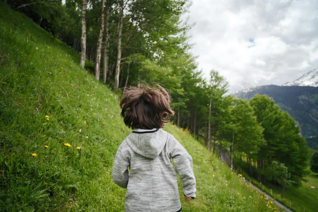 From Screens to Nature: Building Resilience in Kids with Green Spaces and Adventure